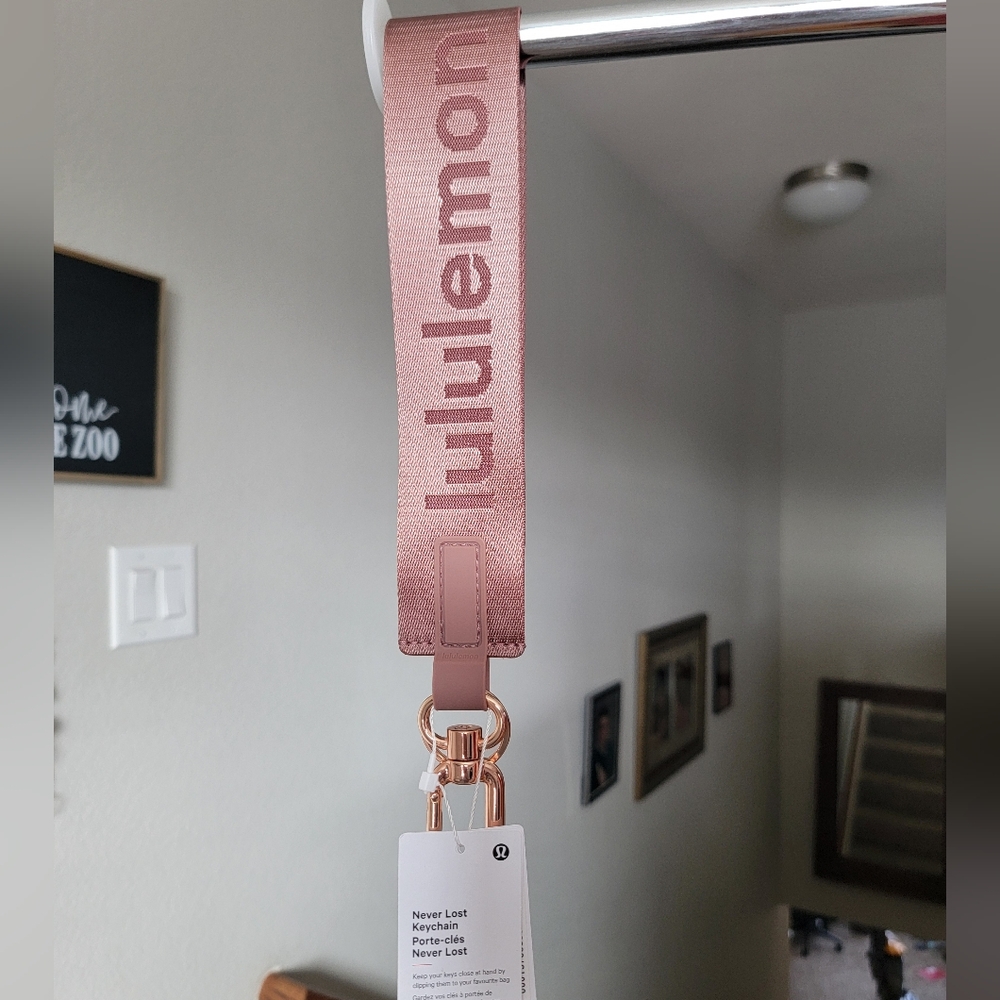 🍋 Lululemon Never Lost Keychain *NWT* Red Clay/Rockwood ***SOLD OUT ONLINE***